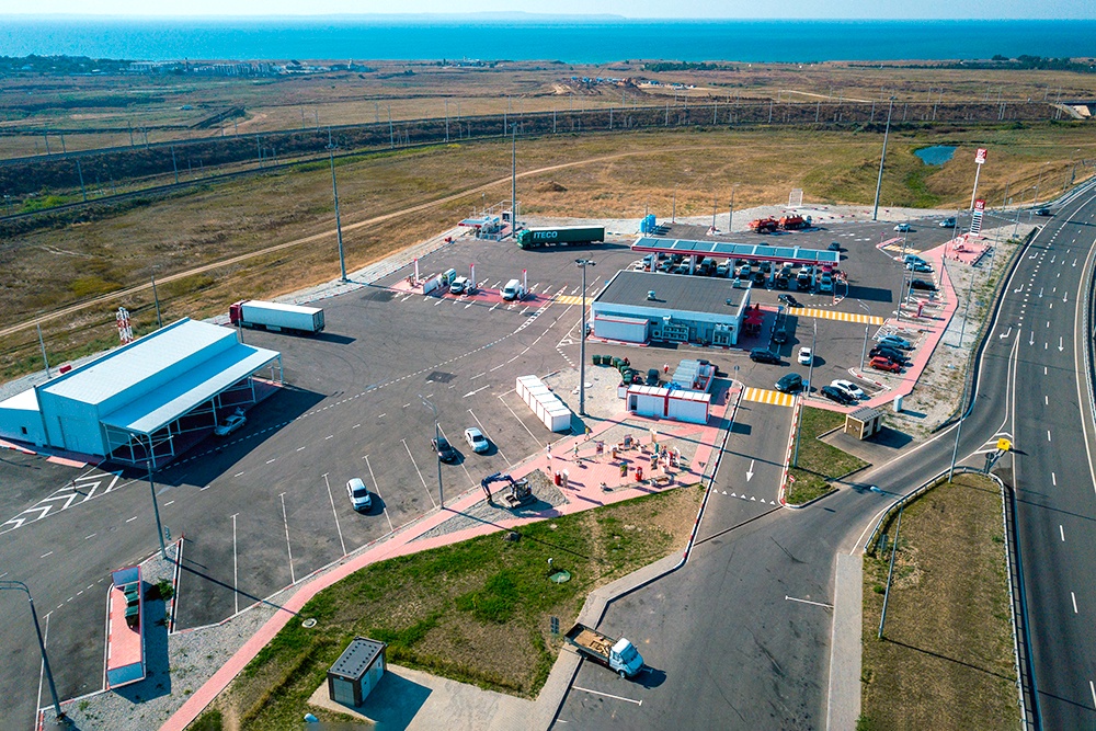 Вдоль автомагистралей откроются сотни комплексных сервисных зон для водителей