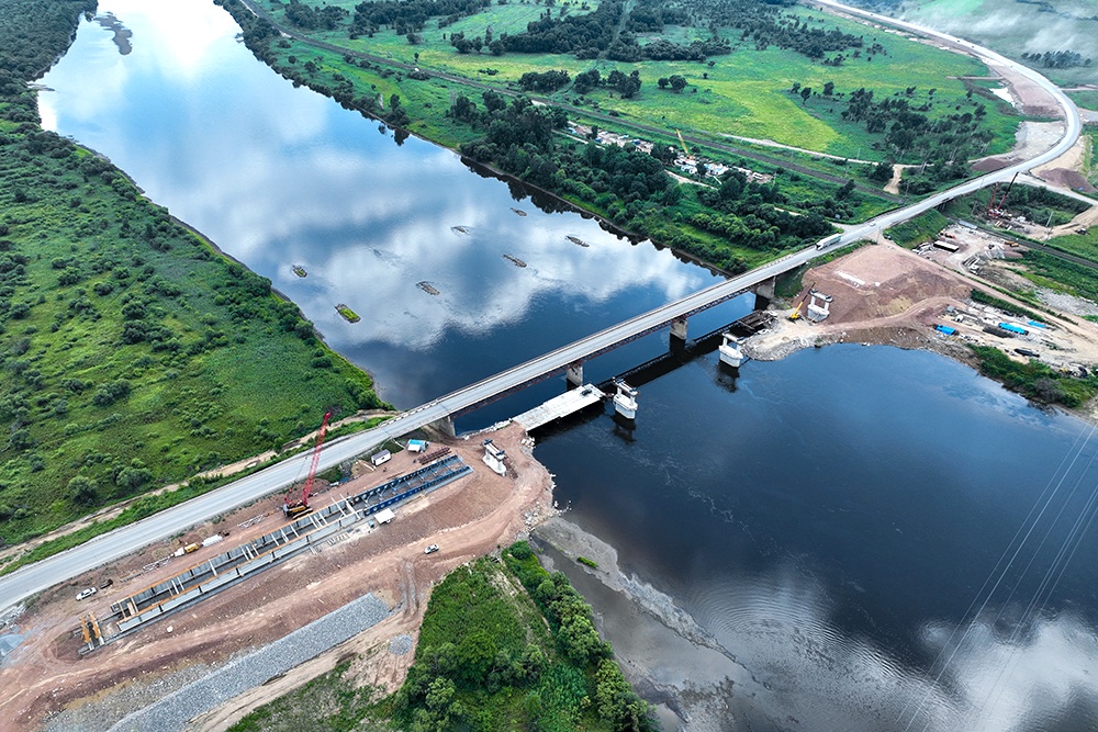 На трассе А-370 "Уссури" Хабаровск - Владивосток возводится мост через реку Бикин.