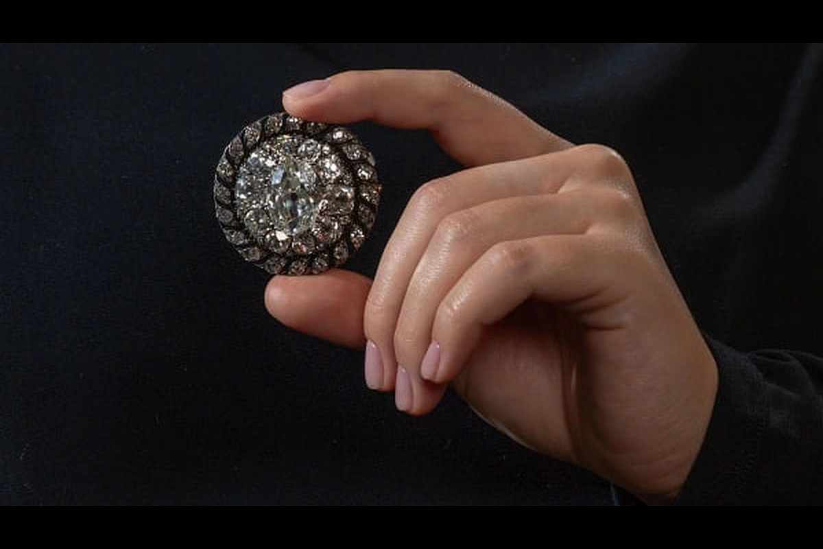 Уникальная драгоценность ушла с молотка за 3,5 миллиона швейцарских франков (чуть больше 357 миллионов рублей). 