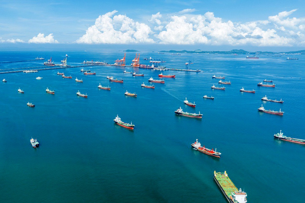 Танкеры не возвращаются, не меняют курс, они стоят, иногда вблизи от потенциальных портов разгрузки.