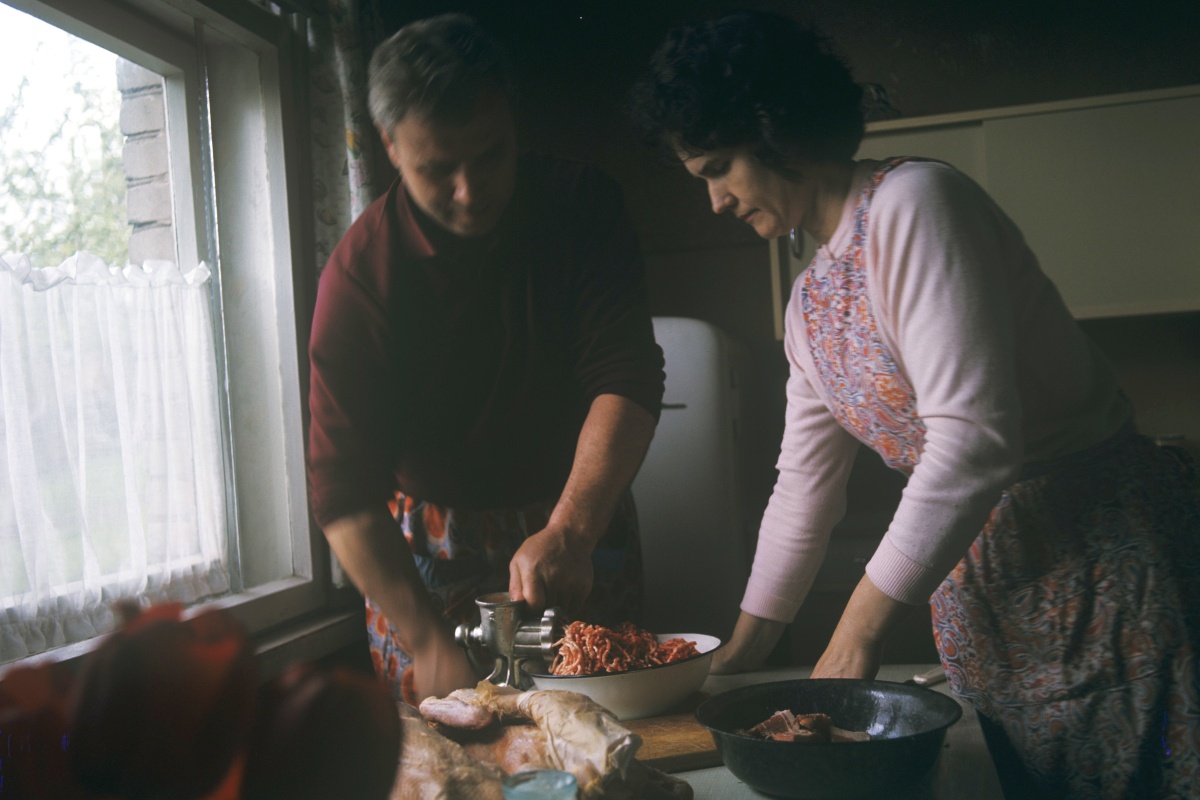 Советский боксер Альгирдас Шоцикас помогает жене готовить. 1969 год.