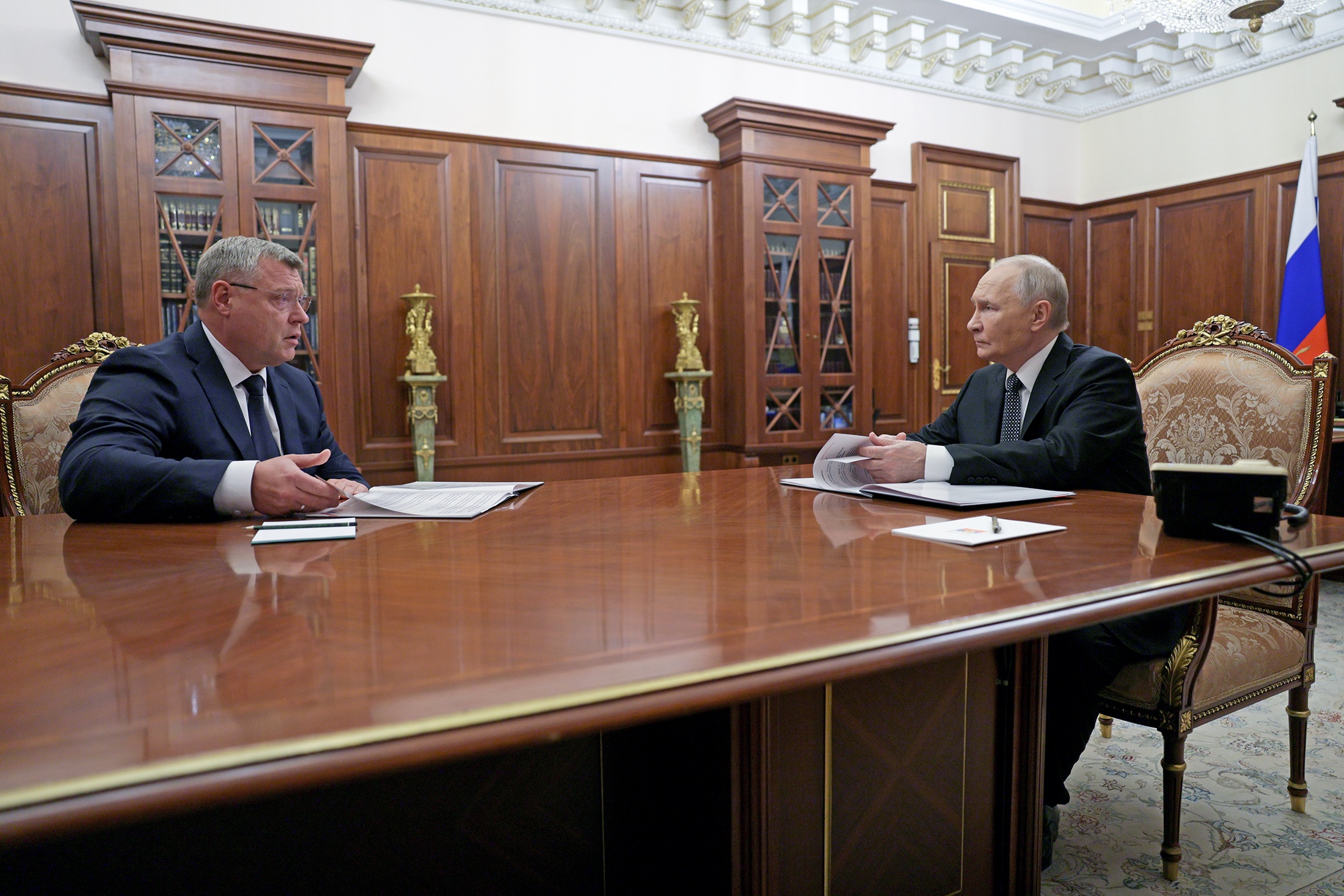 Президент РФ Владимир Путин и губернатор Астраханской области Игорь Бабушкин во время встречи.