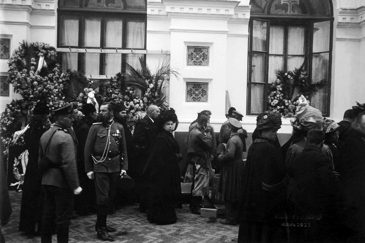 Последний момент заделывания могильного склепа. 9 сентября 1911 г.