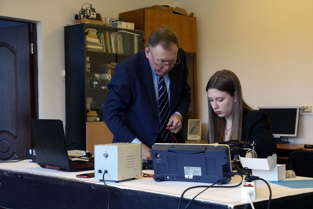 Дмитрий Фомин и Софья Кудак работают над чудо-прибором.