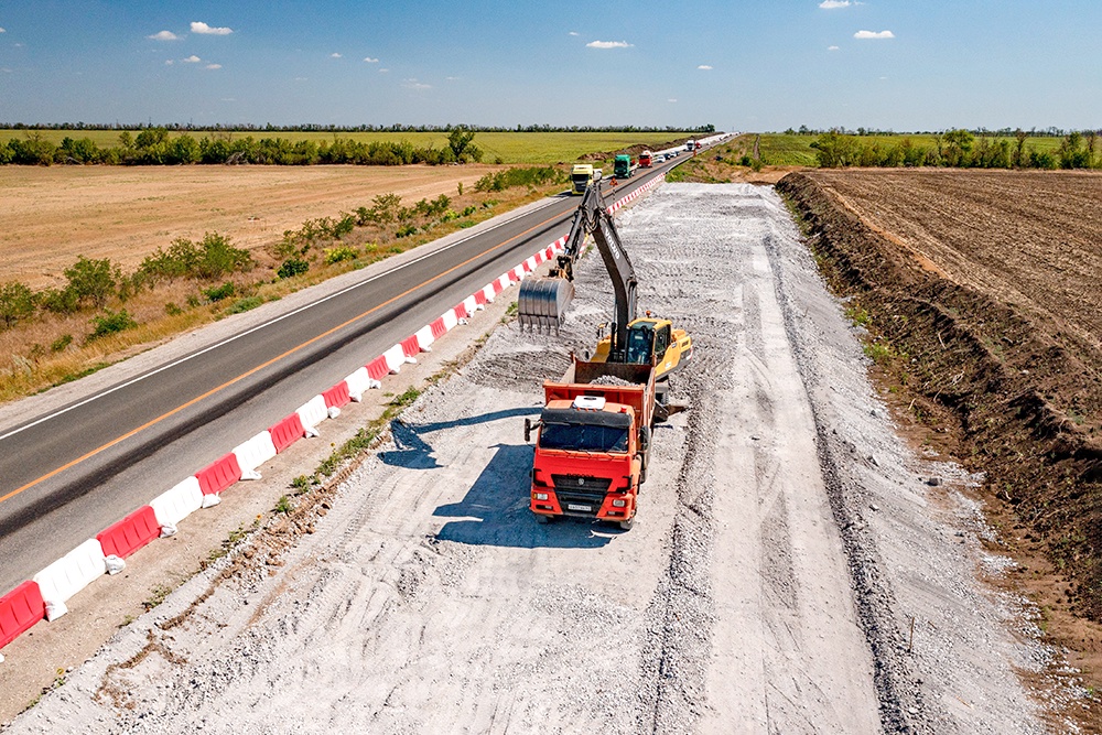 Трасса "Новороссия" становится шире и сможет пропустить больше транспорта.