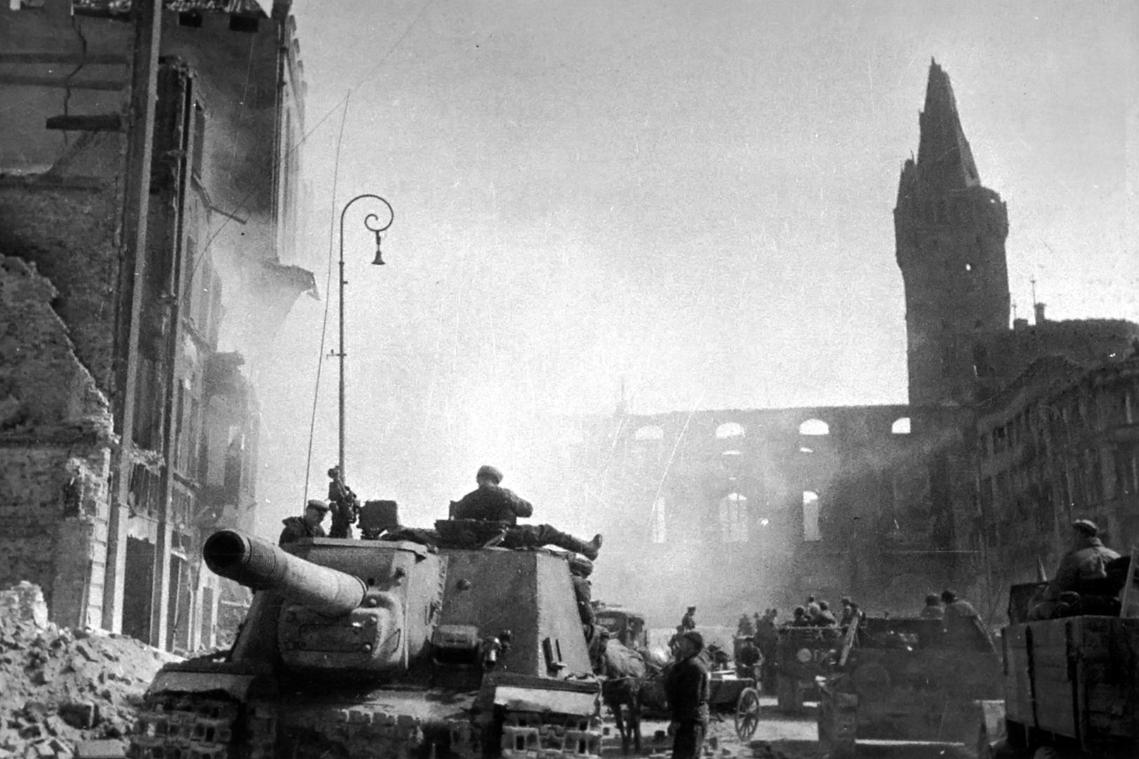 Советская САУ ИСУ-152 "Зверобой" на улице взятого Кенигсберга. Апрель 1945 года.