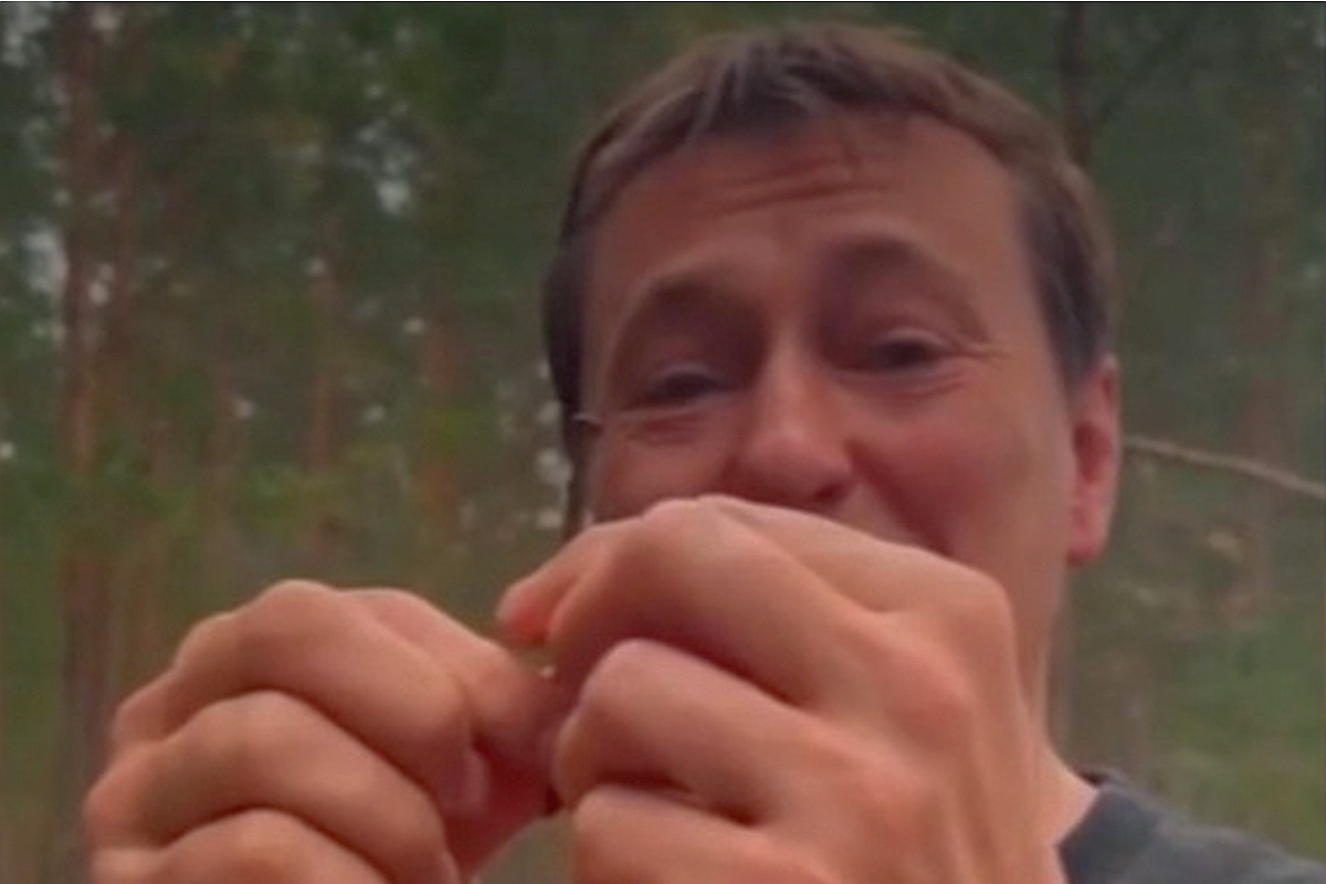 Сергей Безруков признался, что когда ходишь по лесу, где проходила линия обороны, и находишь гильзы, патроны, другие предметы, нет и надобности играть. 