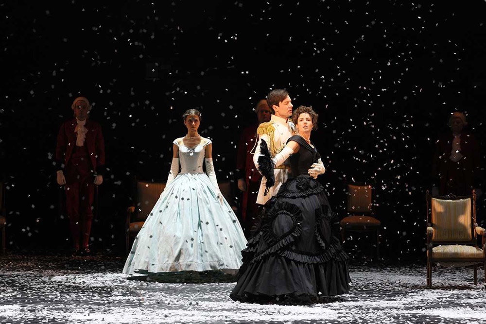 Одним из действующих лиц в спектакле становится снег. Он и национальная забава, и беда, он то умиротворяет, то сбивает с пути...