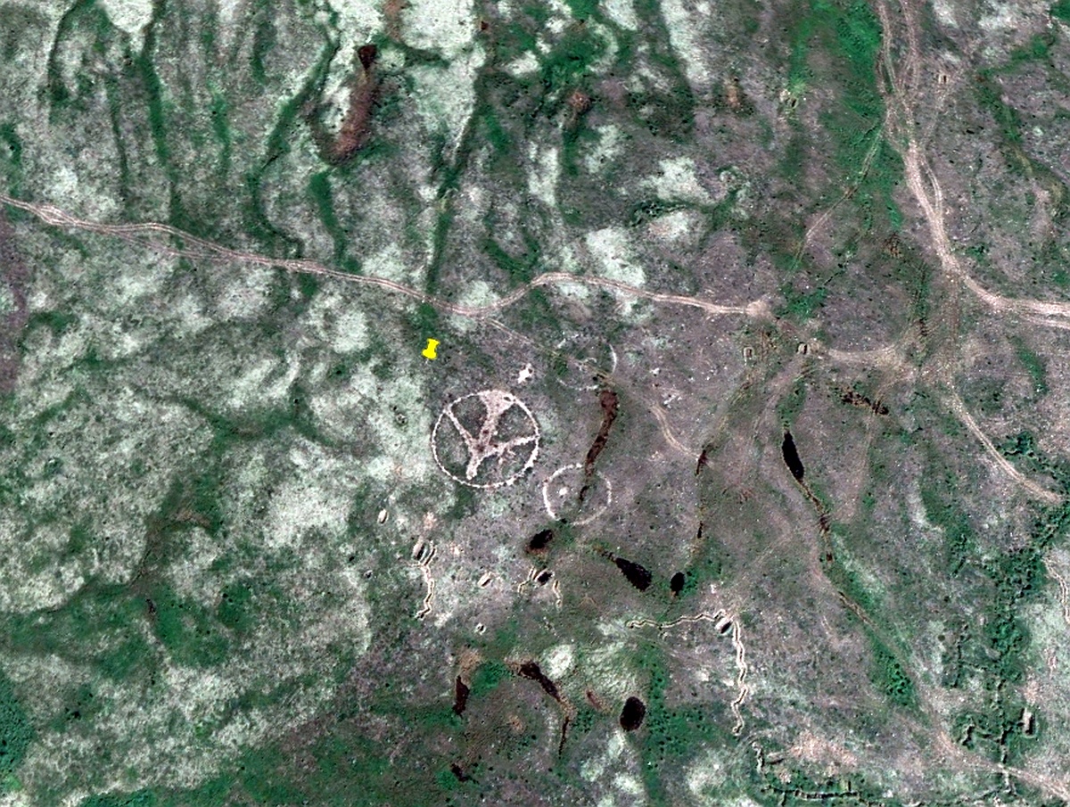 Этот самолет (силуэт хорошо виден на снимке) путешественникам обнаружить так и не удалось.