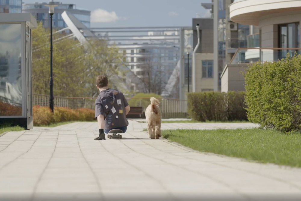 Максим не любит коляски и протезы, поэтому предпочитает передвигаться на скейте.