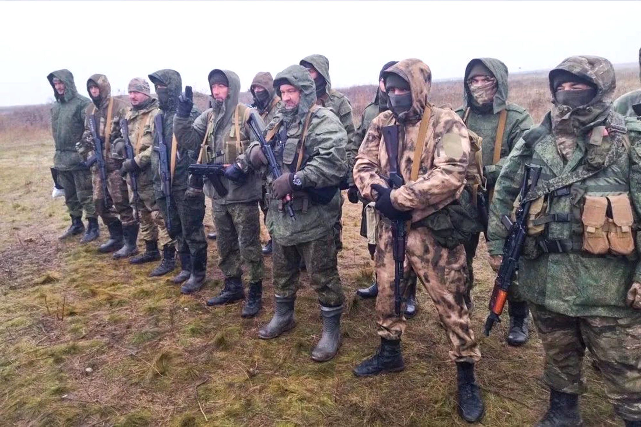 Укороченные автоматы АКС-74У со складывающимися прикладами выдают механикам-водителям танков и БМП.