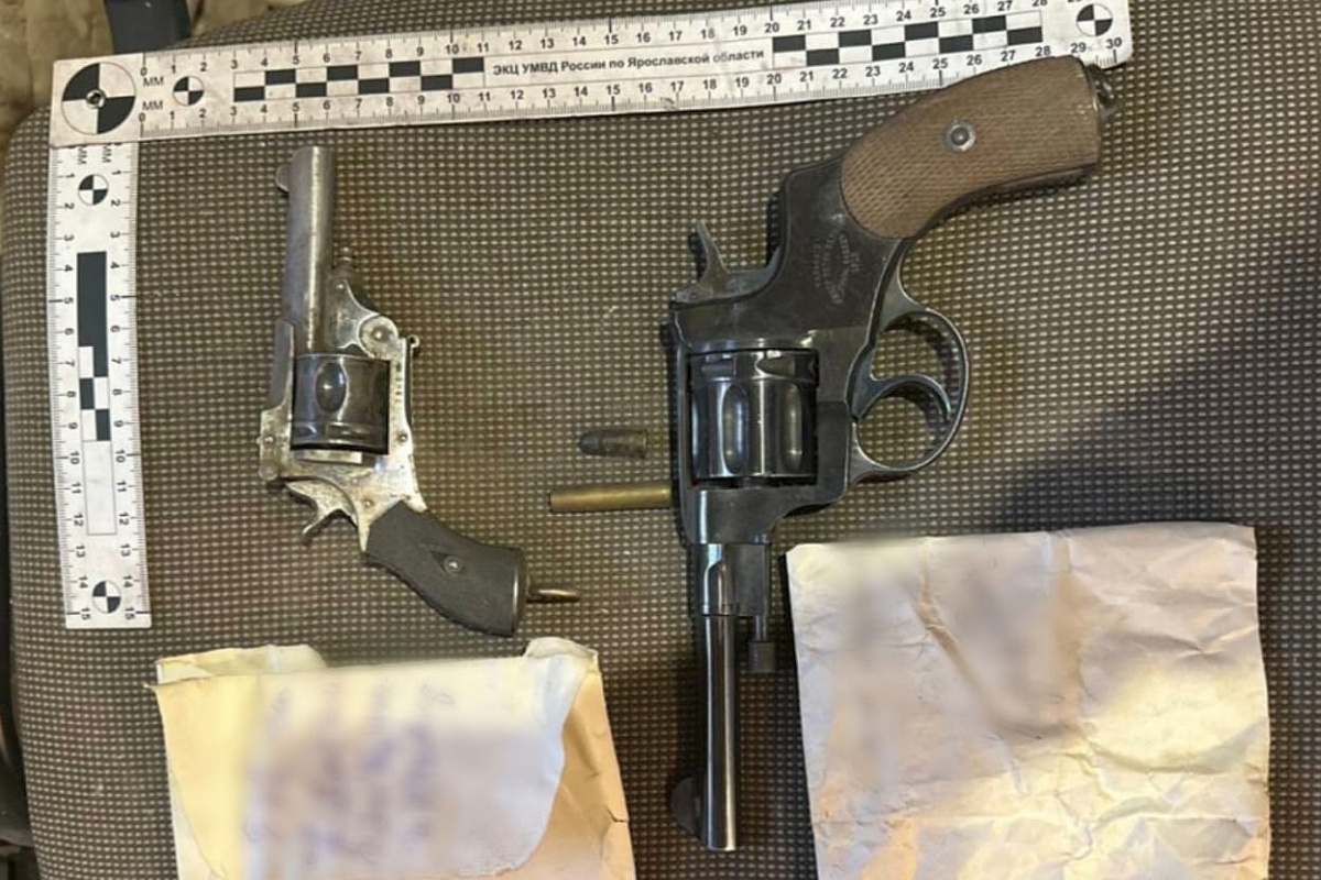 Два револьвера с патронами нашли рабочие при ремонте в доме на улице Советской в самом центре Ярославля. 
