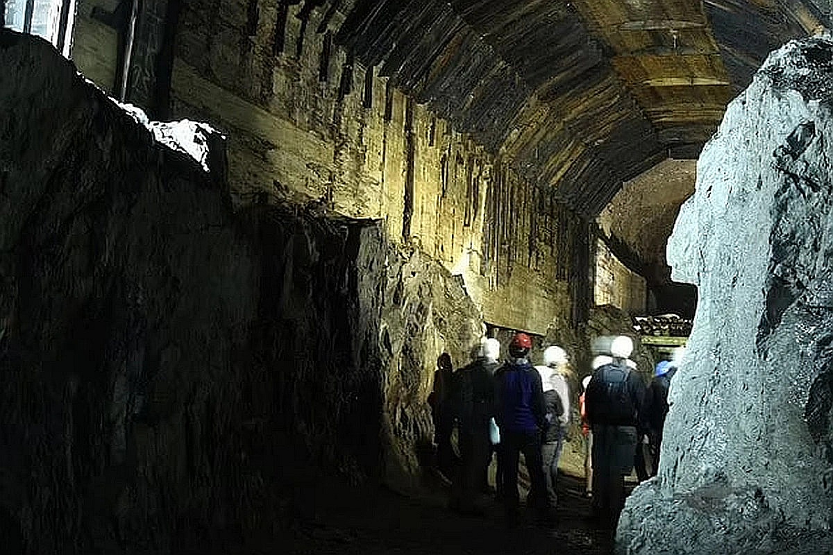 "Золотой поезд" ищут давно. На фото: эксперты исследуют часть подземного комплекса, построенного нацистами недалеко от Валбжиха.