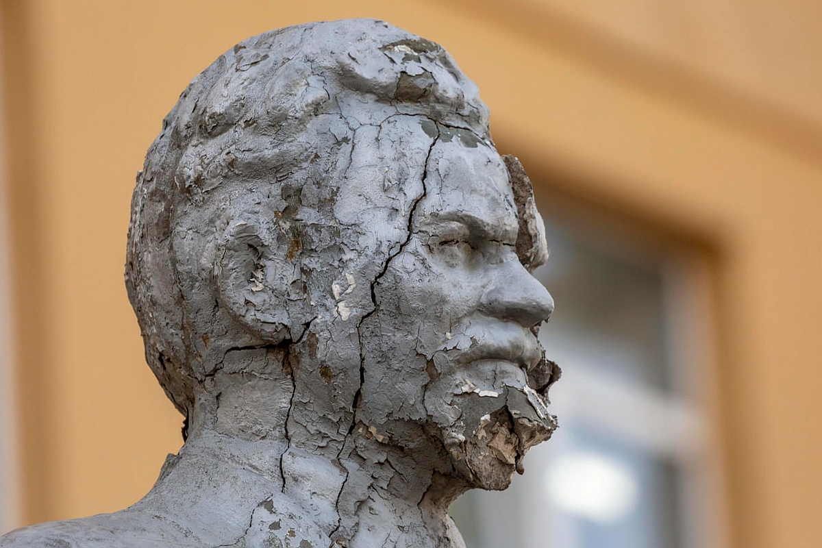 Памятник из армоцемента весь покрыт трещинами, а денег на ремонт у горадминистрации нет.