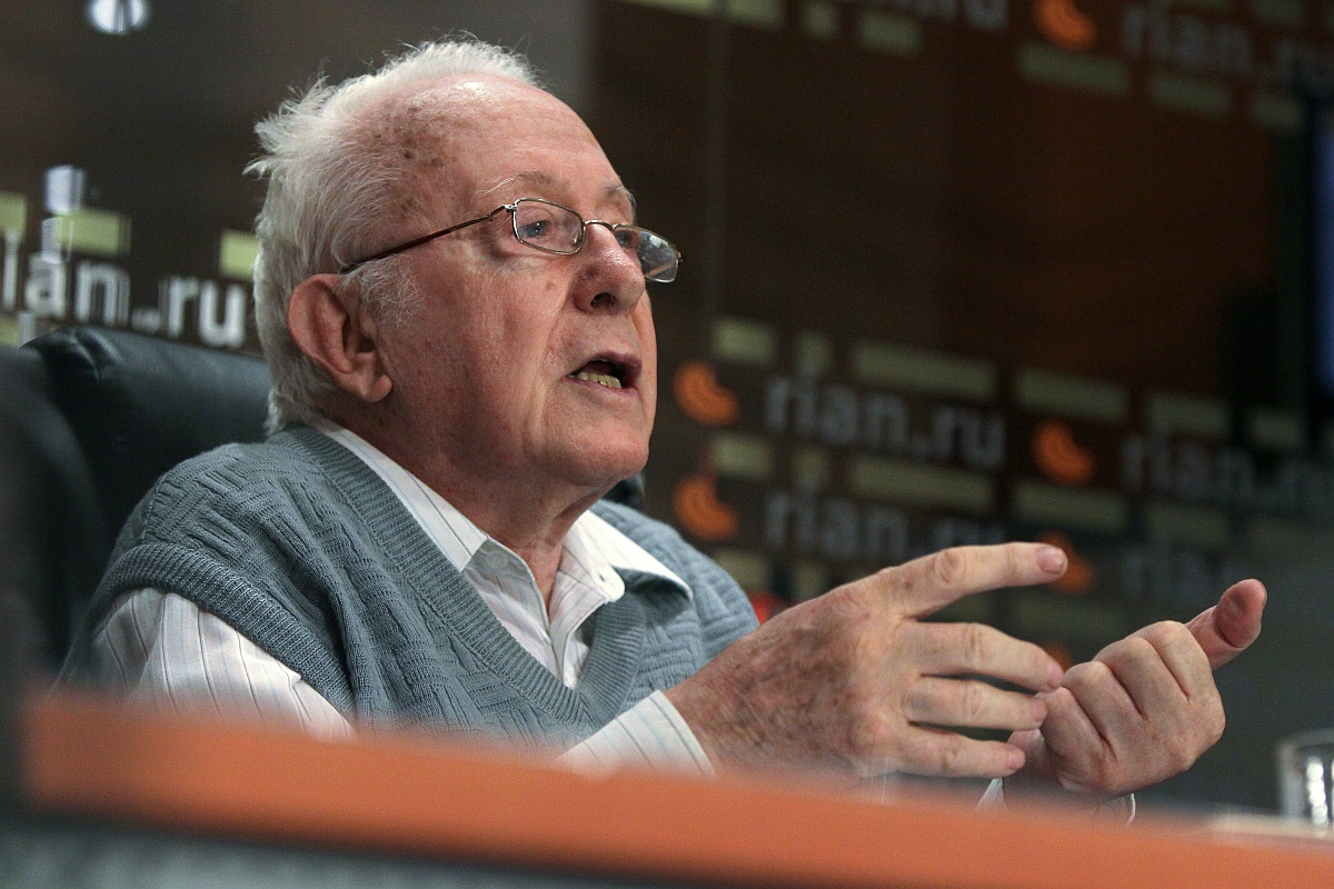 В свой вековой юбилей Рой Александрович полон творческих планов, работает, общается с журналистами.