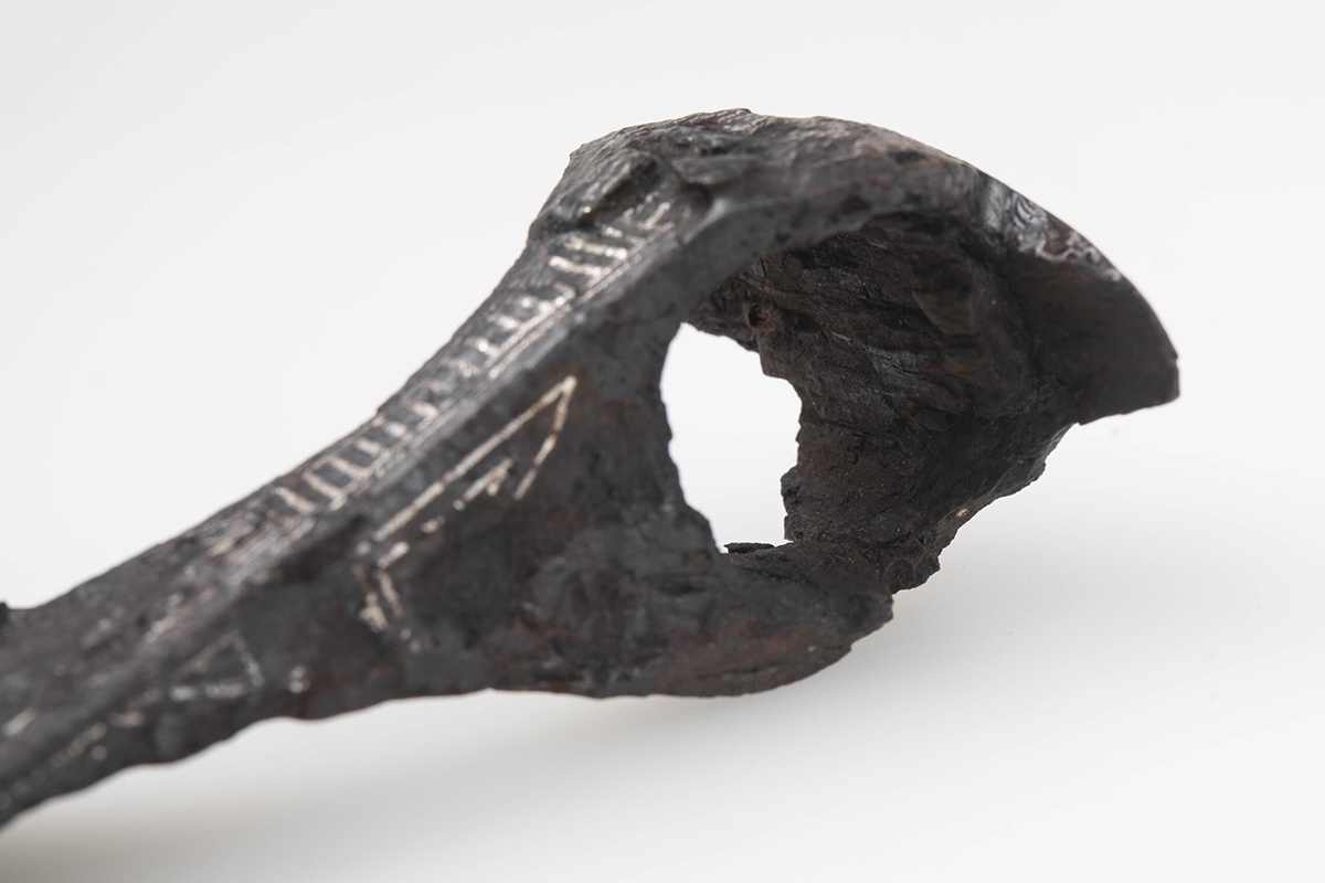 На верхней поверхности был обнаружен фрагмент княжеского знака - один зубец и часть перекладины.