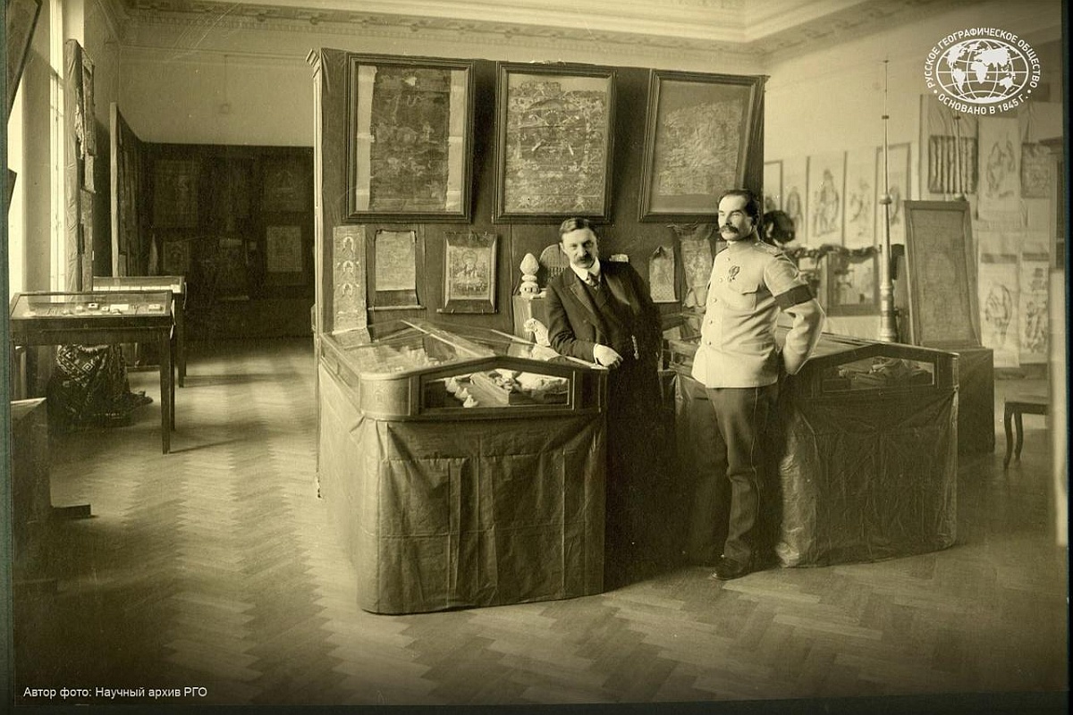 Петр Козлов (на фото справа) в штаб-квартире РГО в Санкт-Петербурге с артефактами из Хара-Хото. Петр Козлов (на фото справа) в штаб-квартире РГО в Санкт-Петербурге с артефактами из Хара-Хото.