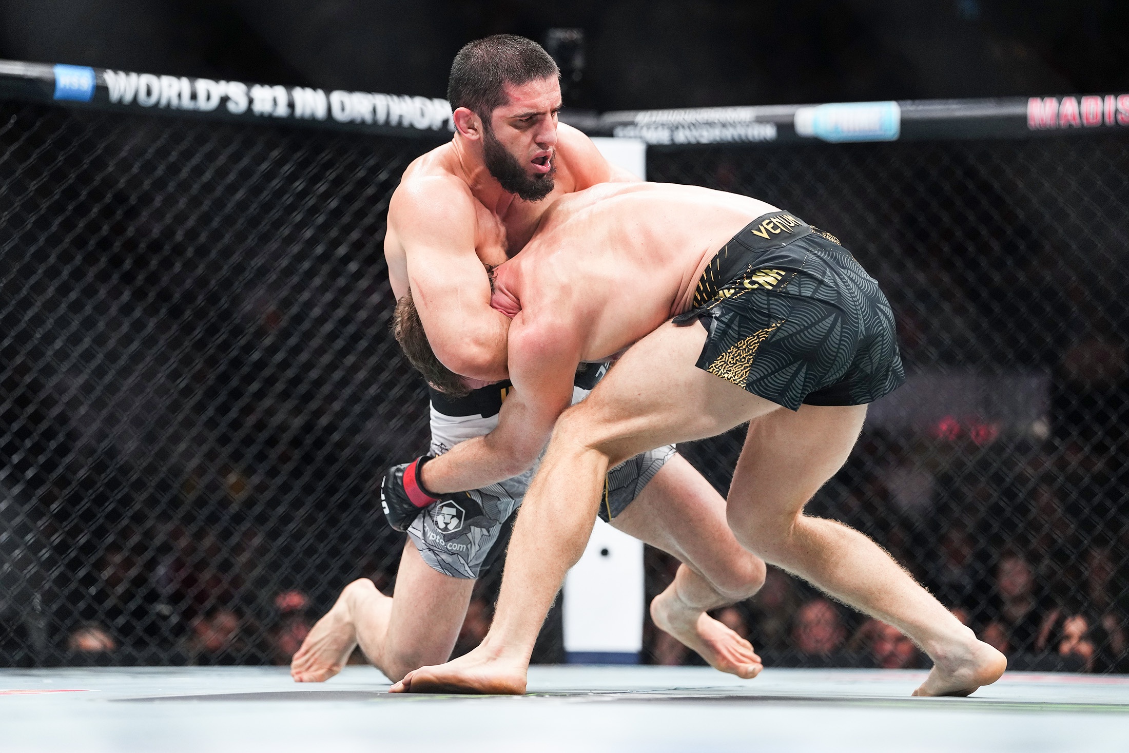 Джек Маддалена так и не придумал противоядия борьбе Ислама Махачева (в светлых шортах).