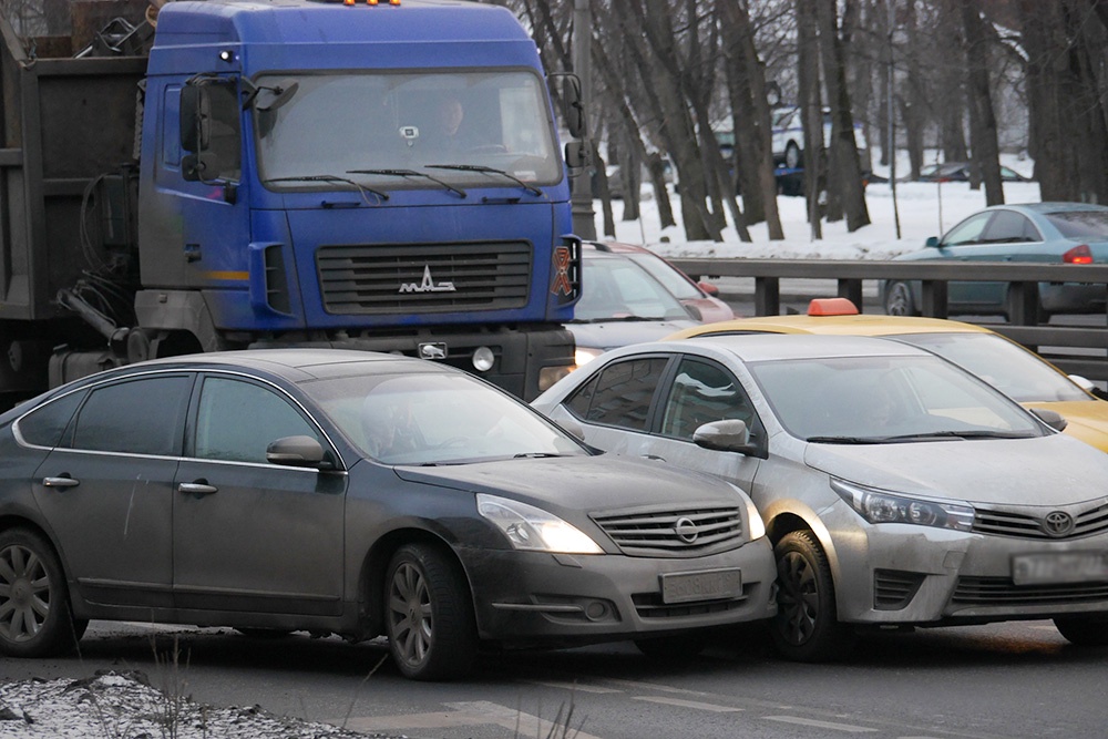 Похоже, избежать возникновения таких аварий можно только регулярно повторяя: "Не нужно ездить по обочинам".