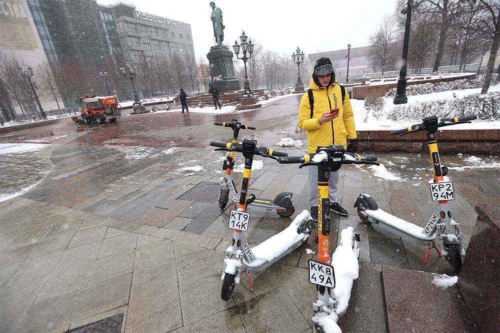 Из-за снегопада в целях безопасности сервисы аренды остановили прокат и заблокировали двухколесный транспорт.