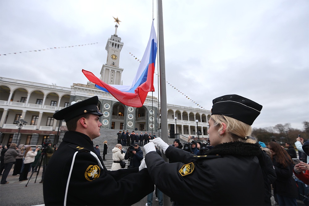 Церемония закрытия навигации с опусканием флага прошла на Северном речном вокзале с участием курсантов.