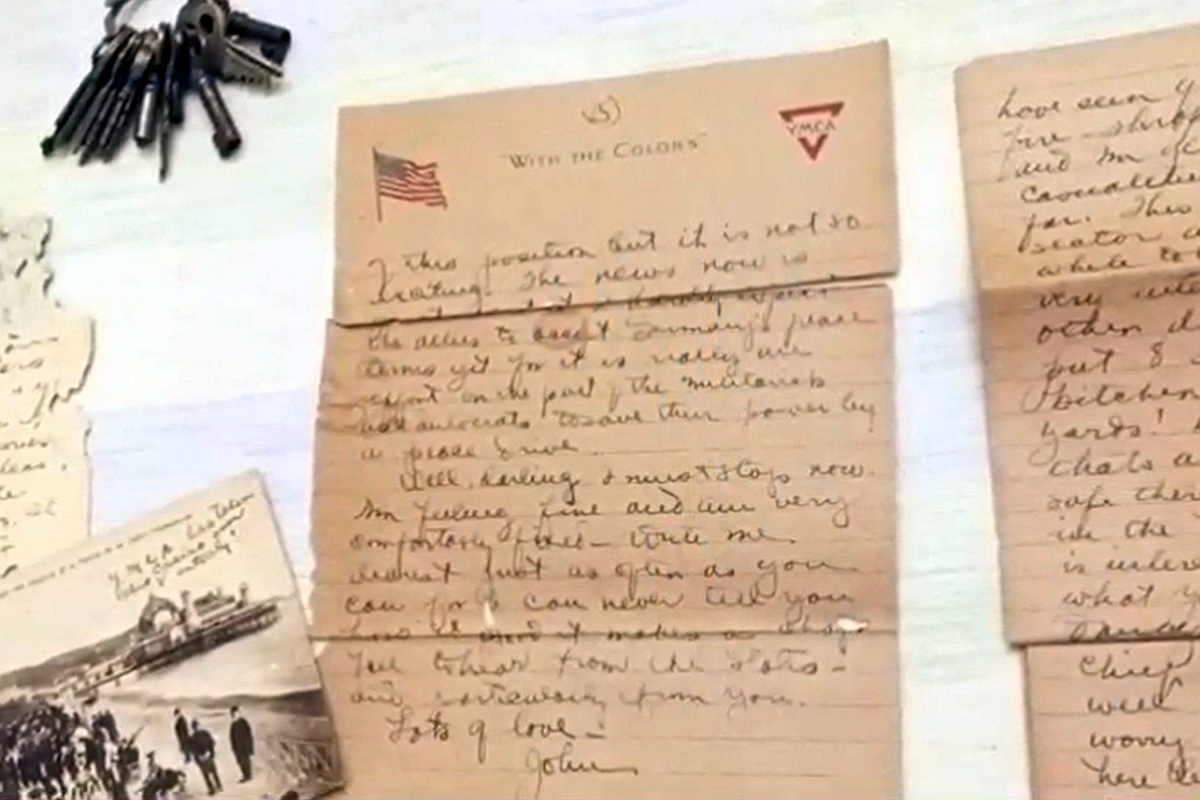 Тон писем, содержавшиеся в них описания событий и упомянутые детали, помогли определить, что это любовная переписка времен Первой мировой войны. Тон писем, содержавшиеся в них описания событий и упомянутые детали, помогли определить, что это любовная переписка времен Первой мировой войны.