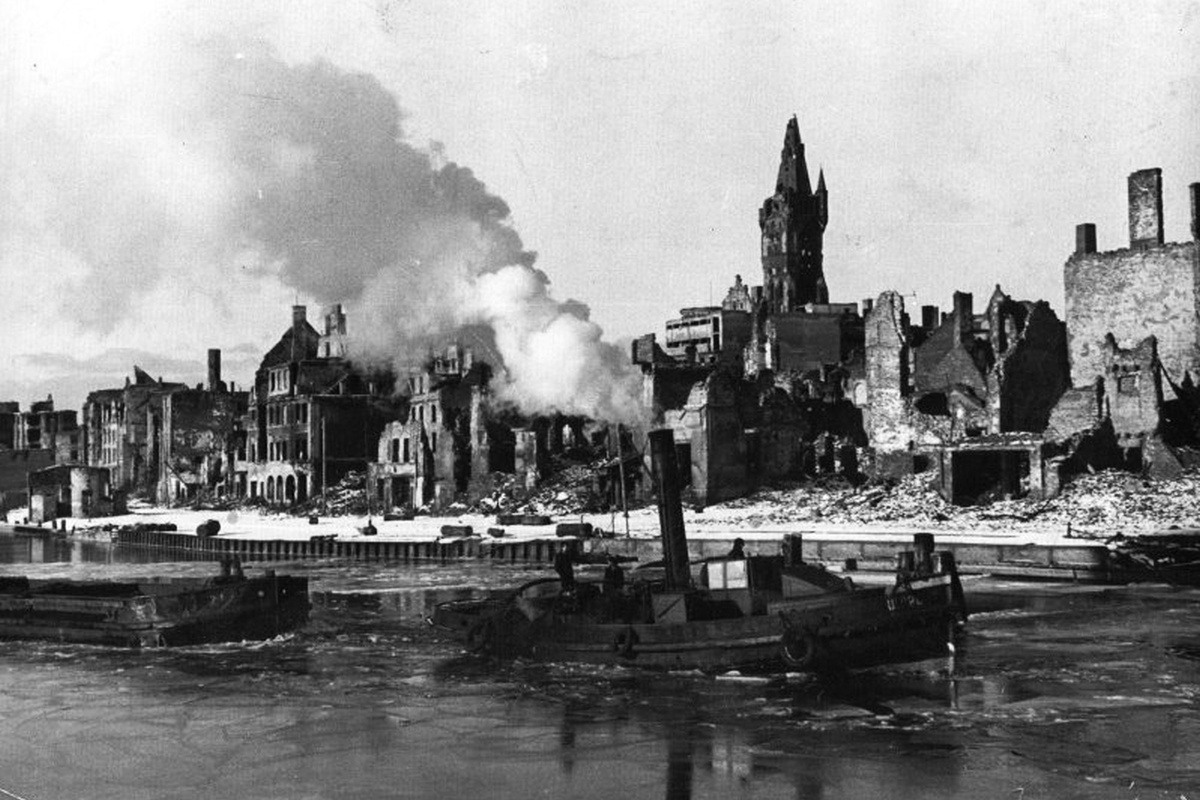 Набережная Кенигсберга в руинах.