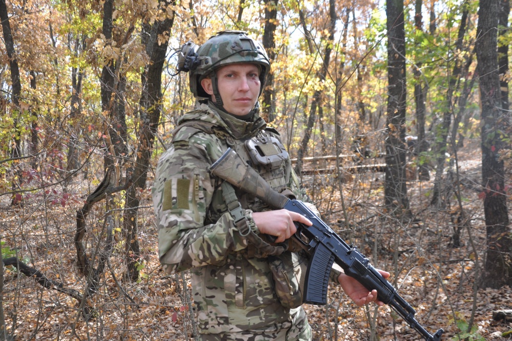 Денис не похож на киногероев вроде Рэмбо. Это обычный парень из Ростова-на-Дону с обаятельной улыбкой.