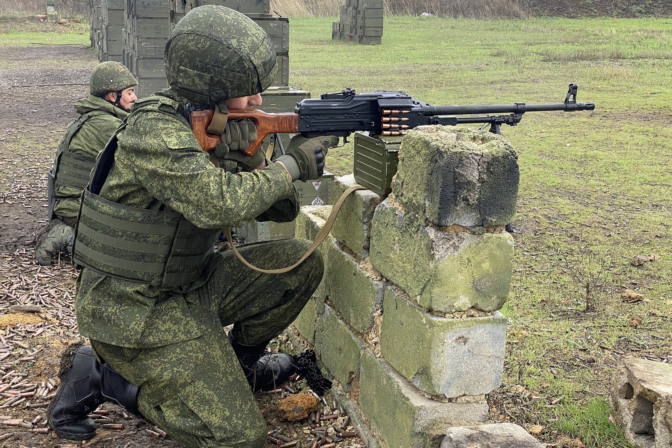 Пулеметчики бьют по мишеням трассерами. Так проще понять, как ведет себя оружие.