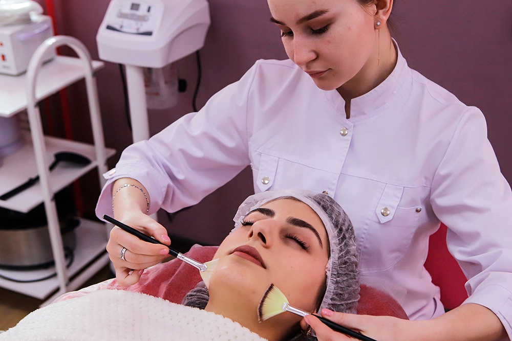 В косметологии спрос на преувеличенные губы и скулы сменился на предпочтение естественности.