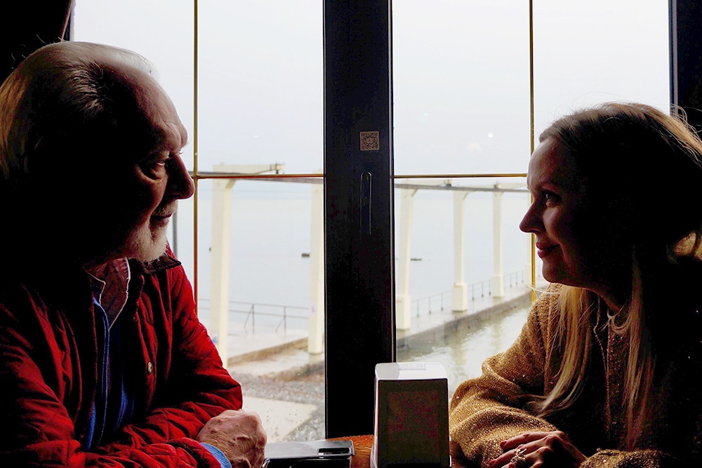 А в ресторанчиках Сочи продолжались бесконечные диалоги - самое естественное человеческое состояние.