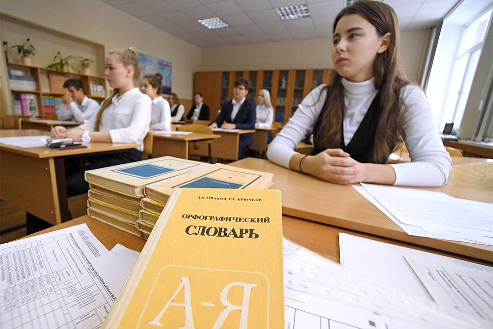 Доказывая свою правоту, нейросети могут "прикрываться" авторитетными источниками, например словарями.