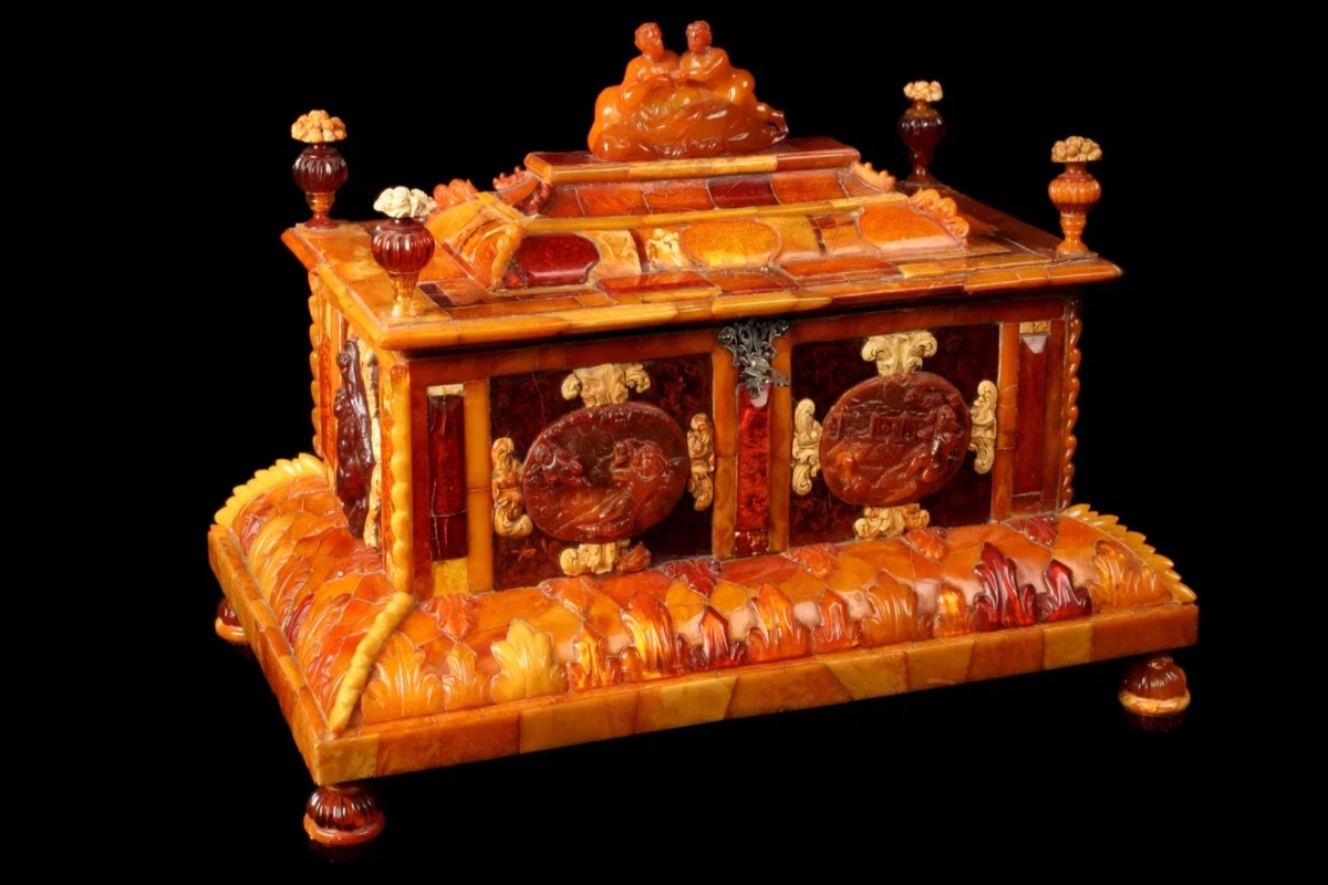 Янтарный Ларец 1705 года работы Готфрида Турау станет одним из главных экспонатов на выставке . Янтарный Ларец 1705 года работы Готфрида Турау станет одним из главных экспонатов на выставке .