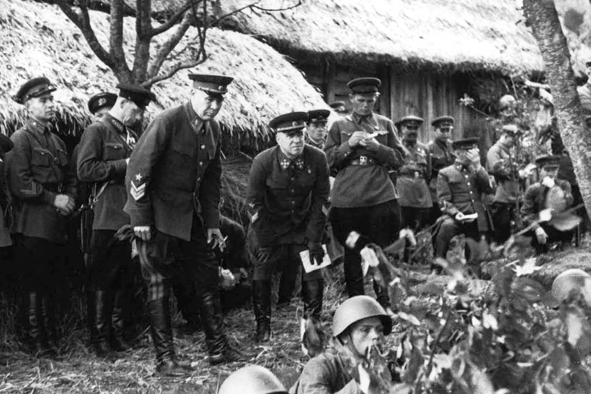 Маршал Советского Союза С. К. Тимошенко, генерал армии Г. К. Жуков наблюдают за действиями пехоты во время учений. Киевский Особый военный округ. Сентябрь 1940 г. РГАКФД.