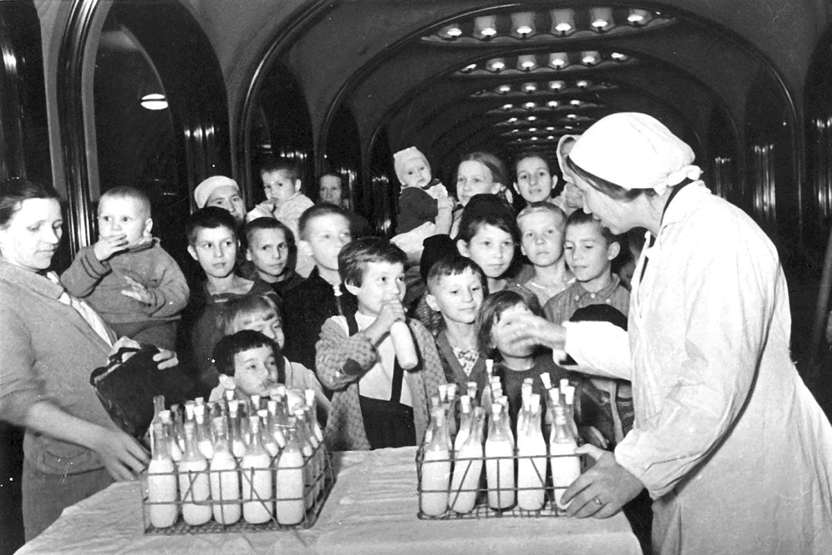 "Молока хватит всем!" На московской станции метро "Маяковская" во время авианалета. Октябрь 1941 года.
