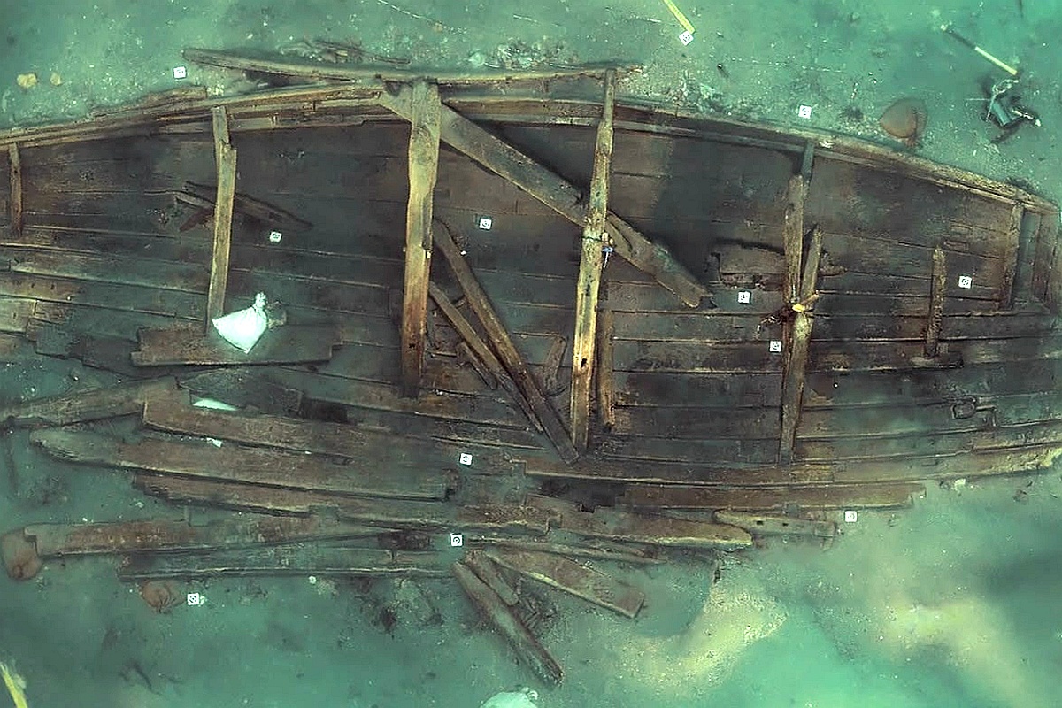 Корабль "Мадо-4" на дне перед началом работ по подъему. Корабль "Мадо-4" на дне перед началом работ по подъему.