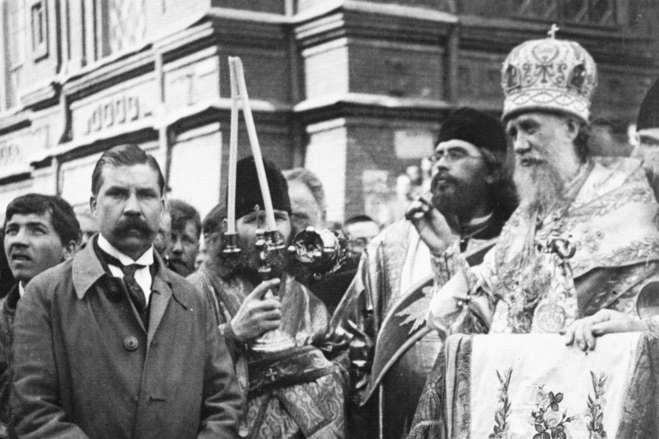 Патриарх Московский и всея России Тихон служит молебен у Никитских ворот. 1918 Патриарх Московский и всея России Тихон служит молебен у Никитских ворот. 1918