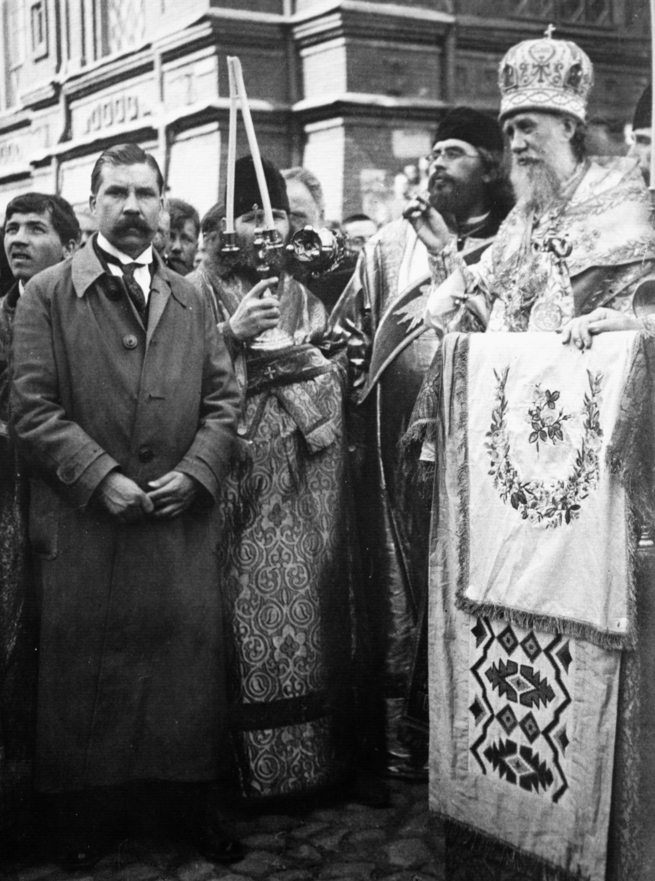 Патриарх Московский и всея России Тихон служит молебен у Никитских ворот. 1918