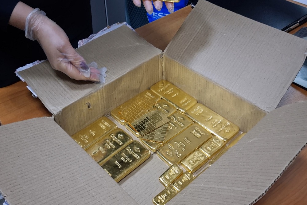 Под выдвижной полкой "автодома" таможенники нашли тайник, в котором находились 12 слитков чистого золота.