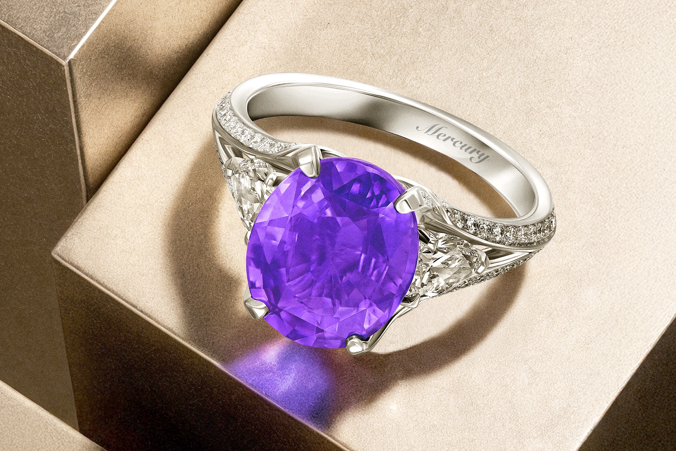 Mercury Color, кольцо из белого золота с пурпурным овальным сапфиром весом более 4 карат и бриллиантами.
