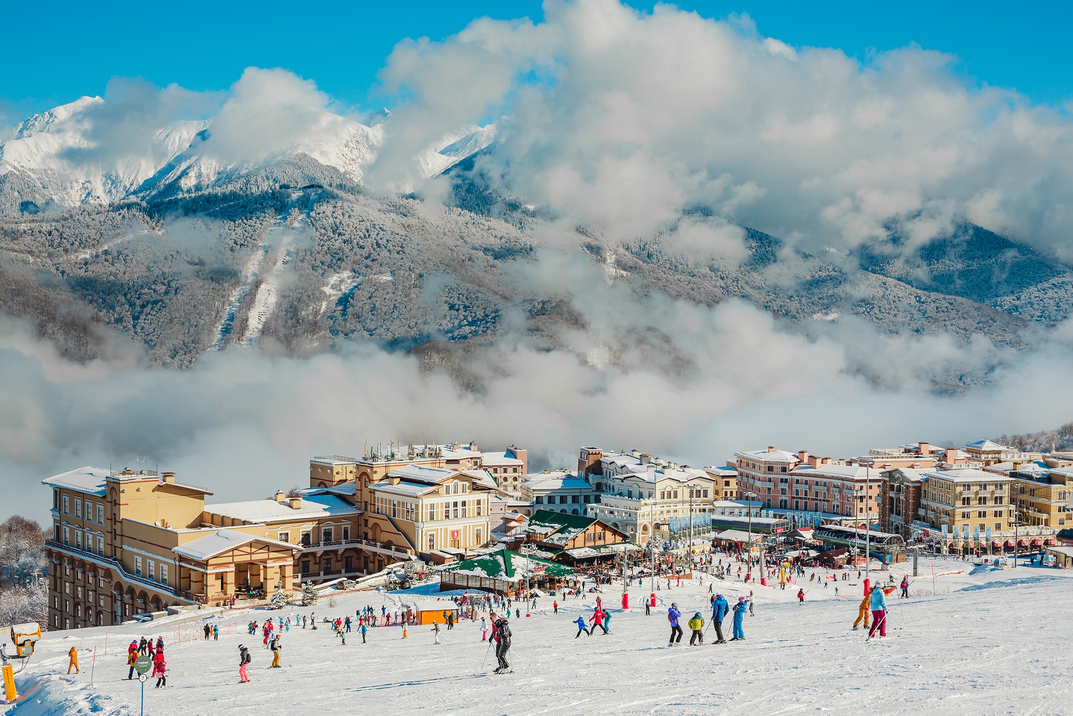 С 31 декабря по 12 января Курорт Красная Поляна превратится в территорию праздника: каждый день - зимние забавы, квесты, концерты, анимационные программы.
