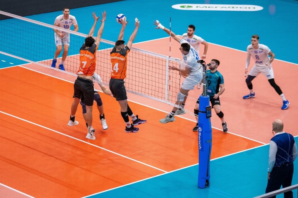 Игроки ВК "Зенит-Казань" (на фото в светлой форме) одолели соперников из "Белогорья" в матче, длившемся пять партий.