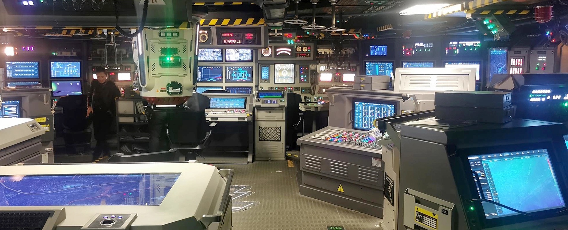 Так выглядит макет подводной лодки изнутри. "Здесь только мы настоящие", - сообщил сопровождающий. Так выглядит макет подводной лодки изнутри. "Здесь только мы настоящие", - сообщил сопровождающий.