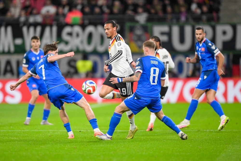 Словаки по несколько человек окружали игроков сборной Германии, но и это им не помогло. 