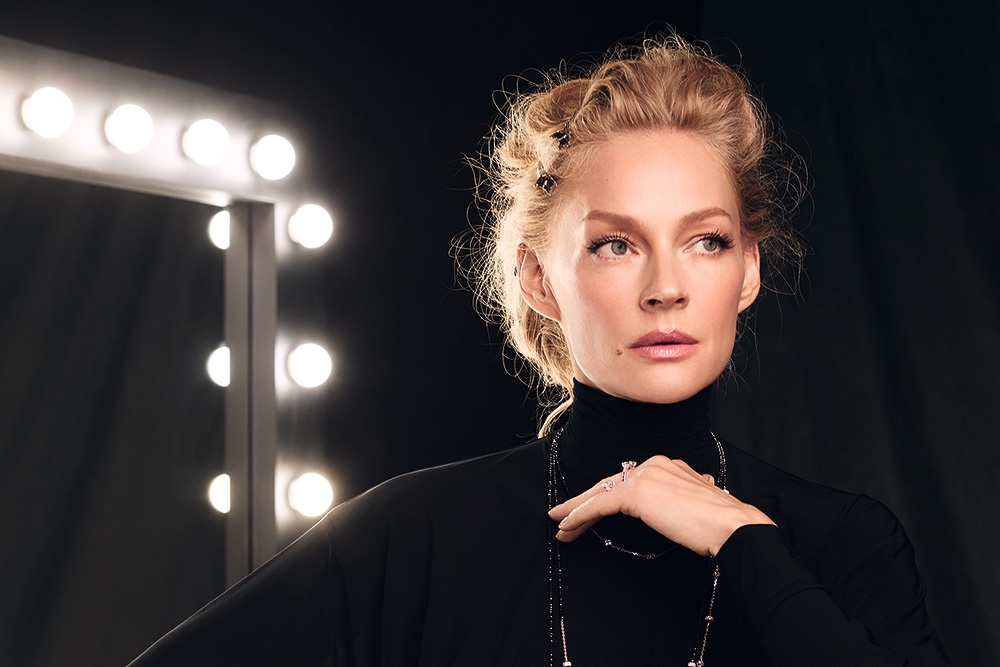 На Светлане Ходченковой: колье из белого золота с 1 010 бриллиантами 74,275 кт и 88 шпинелями 5,209 кт.