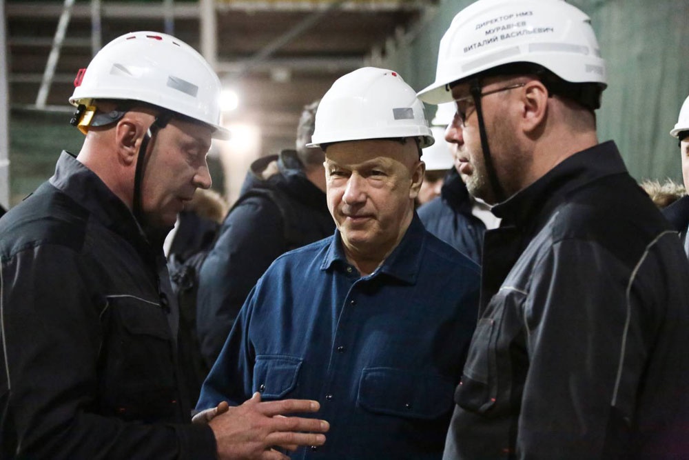 Николай Уткин рассказал Юрию Трутневу (в центре) о ходе "Серной программы", цель которой свести загрязнение воздуха в Норильске к нулю.