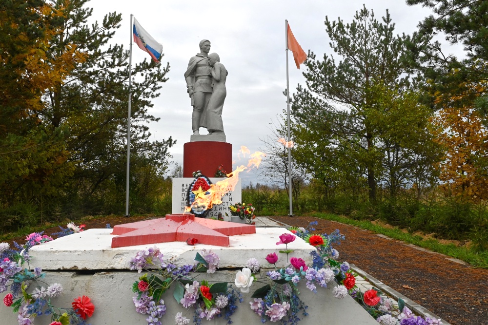 Памятник создал неизвестный скульптор: женщина-мать никогда не перестанет ждать своего сына.
