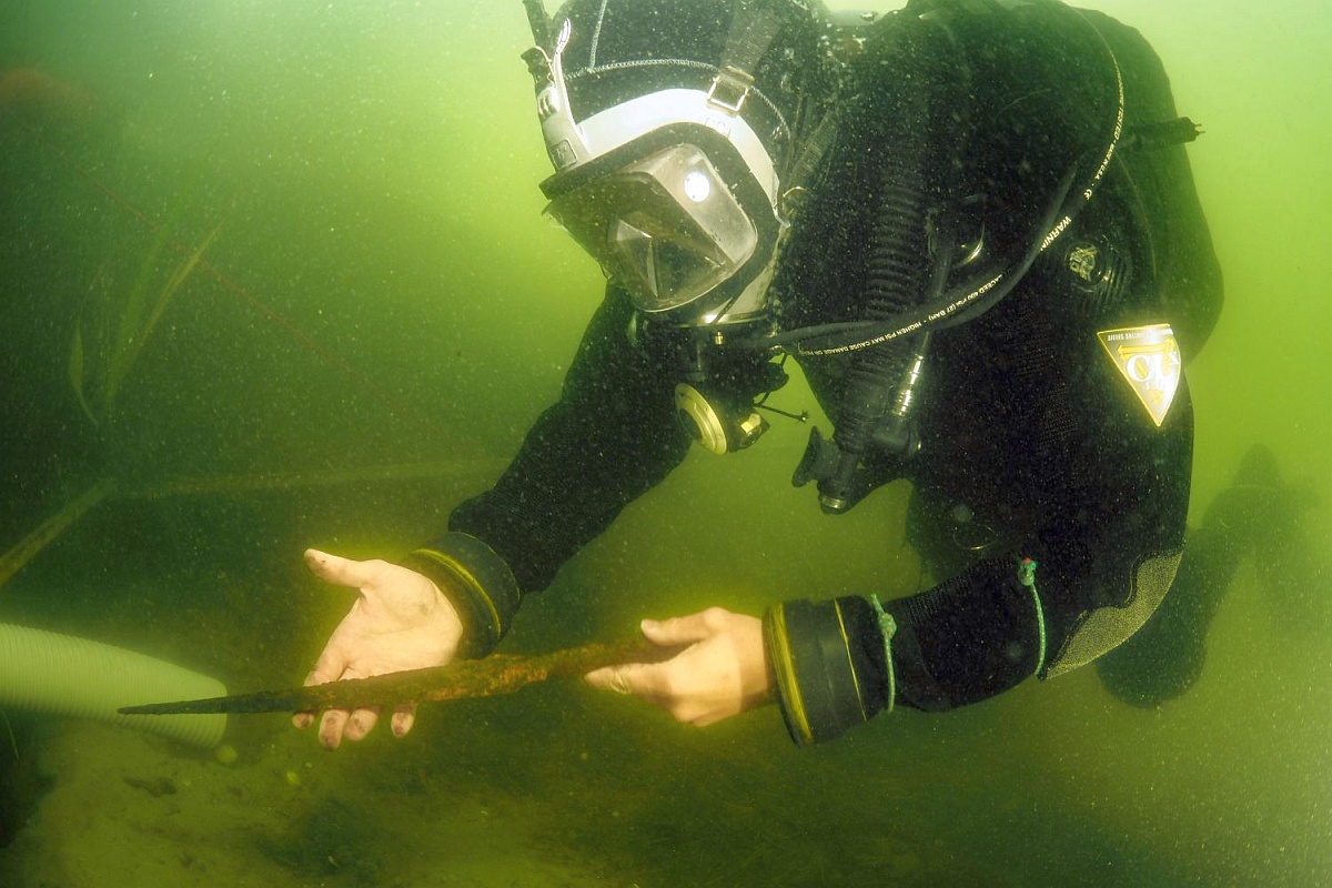 В числе находок - как простое воинское оружие, так и богато украшенный экземпляр, который мог принадлежать княжеской персоне.