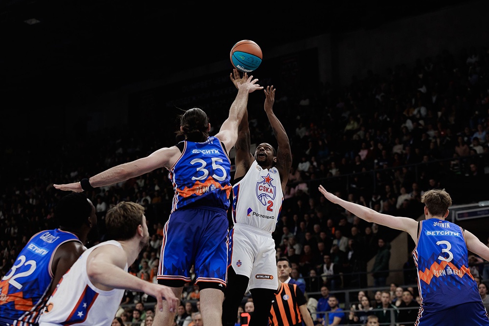 В октябрьском матче Единой лиги "Парма" сенсационно обыграла ЦСКА у себя дома - 83:80.