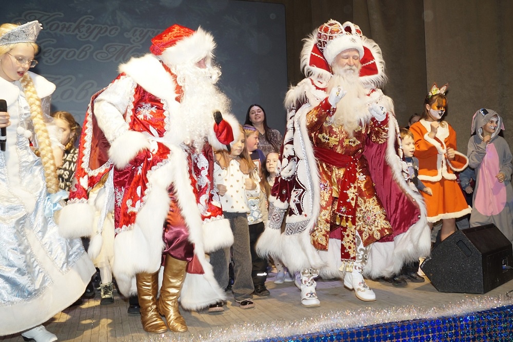 Деды Морозы - конкурсанты приехали с группами поддержки.